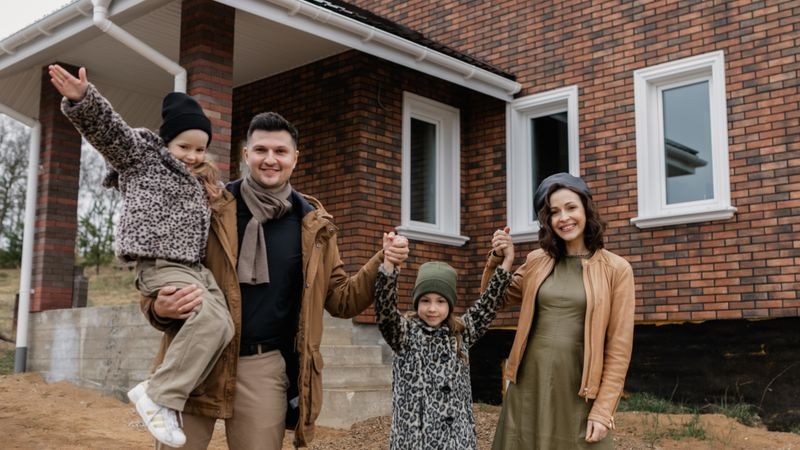 Famille devant sa nouvelle maison